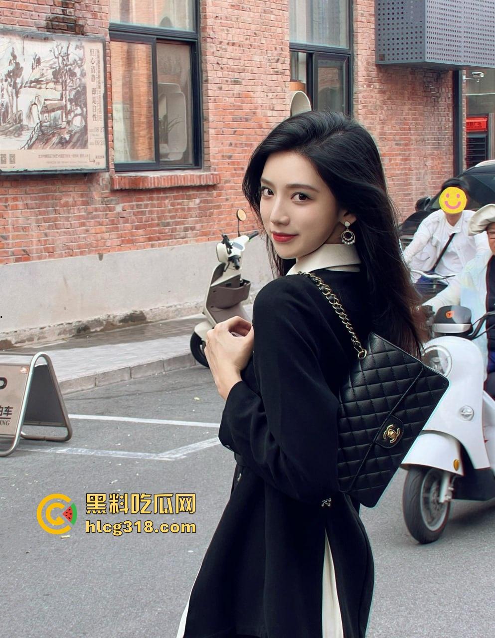 深渊巨洞！淫荡女子为寻刺激整根自慰棒塞进小穴里，完完全全吞进去，整个人抽搐不知道是兴奋还是疼痛难忍！-2