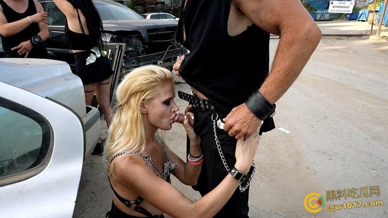 捷克变态家庭重口新篇,Damien淫乱音乐节淫乱狂欢,多人轮奸围观肉便器,BDSM鞭打喝尿各种调教玩弄 !-1