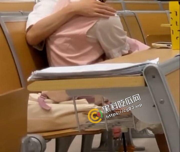 华南理工 逆天小情侣 坐自习室第一排  旁若无人般棒男的打飞机  被偷拍发上表白墙-5