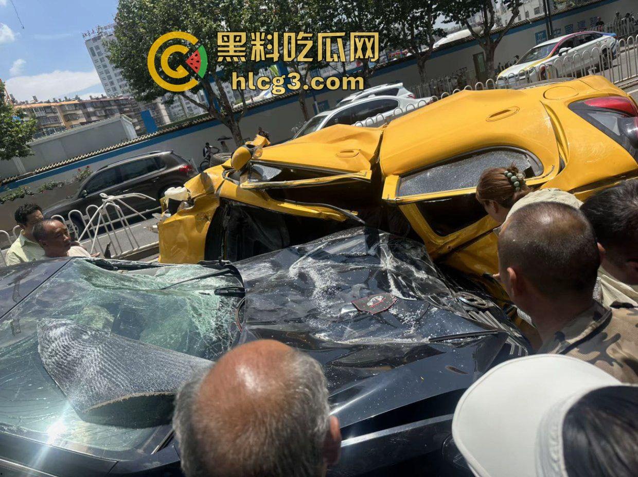 昆明西苑立交重大车祸!两车相撞一车被碾压 江铃汽车车主当场死亡-7