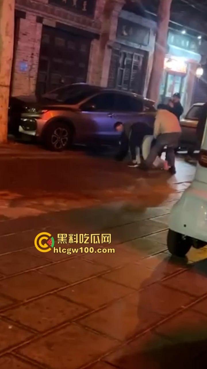 开年大戏!山东泰安原配街头手撕插足小三 渣男为护淫妇将原配按在地上猛扇耳光 现场视频炸裂爆光-1