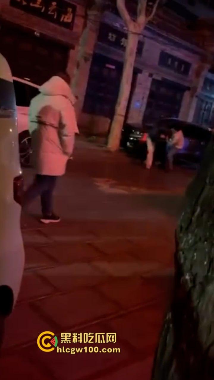 开年大戏!山东泰安原配街头手撕插足小三 渣男为护淫妇将原配按在地上猛扇耳光 现场视频炸裂爆光-2