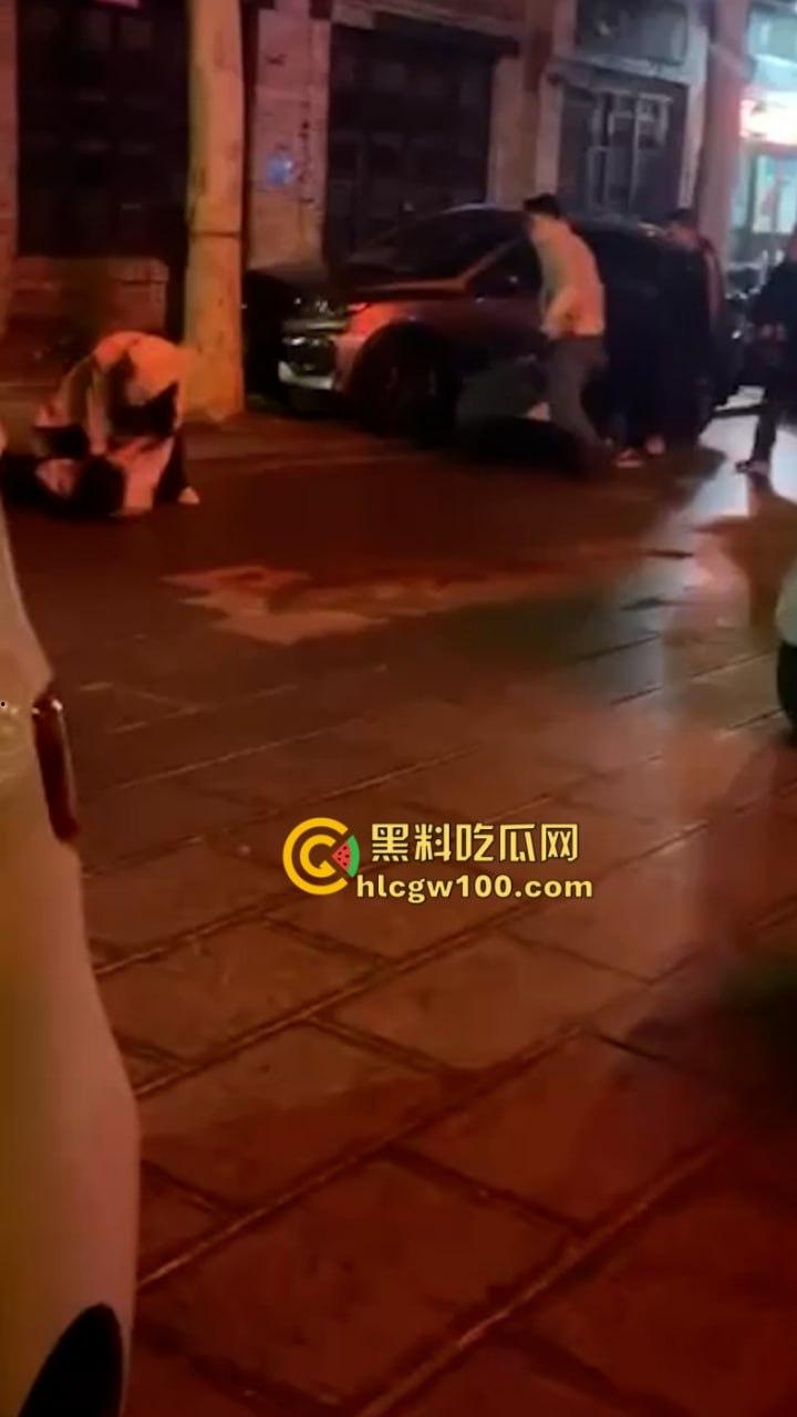 开年大戏!山东泰安原配街头手撕插足小三 渣男为护淫妇将原配按在地上猛扇耳光 现场视频炸裂爆光-3