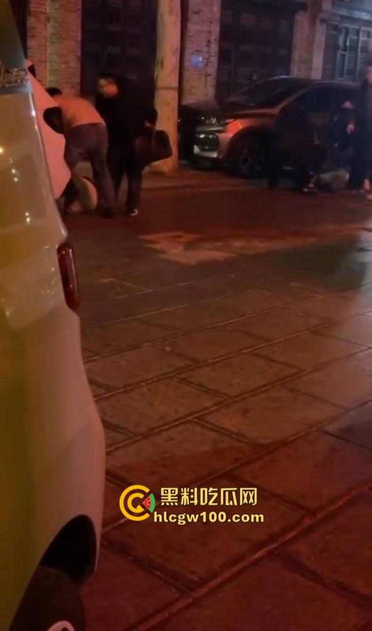 开年大戏!山东泰安原配街头手撕插足小三 渣男为护淫妇将原配按在地上猛扇耳光 现场视频炸裂爆光-4