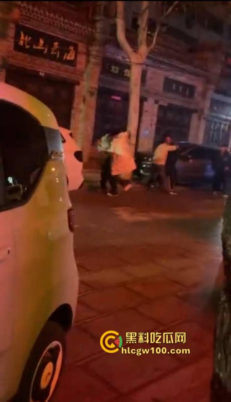开年大戏!山东泰安原配街头手撕插足小三 渣男为护淫妇将原配按在地上猛扇耳光 现场视频炸裂爆光-6