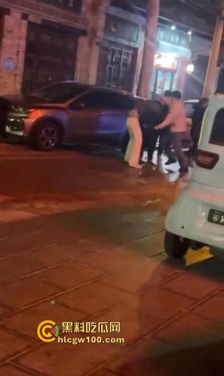 开年大戏!山东泰安原配街头手撕插足小三 渣男为护淫妇将原配按在地上猛扇耳光 现场视频炸裂爆光-8