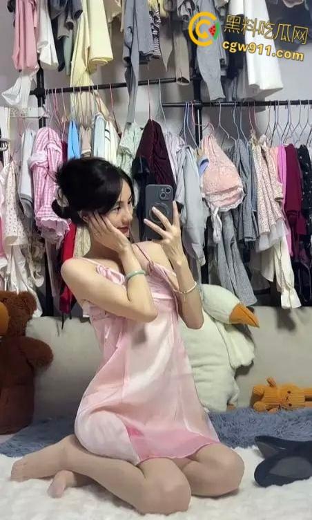 快手极品少妇网红【小妮子呀】，肤白如雪极品颜值，黑丝美腿直勾人心，足交套弄肉棒香艳十足！-4