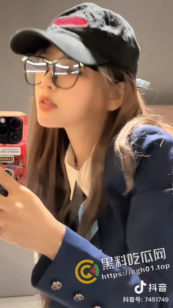 开盒LPL知名主持人【RITA】!开奔驰 喝战马 电竞椅上日rita 电竞少年的女神个人信息大曝光-4