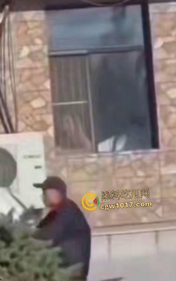 万历烧鸽子鹌鹑老板说给门店装修改造，店门前狂操老板娘，阳光下后入骚逼改造浪叫，老板你这装修太吵了！-7