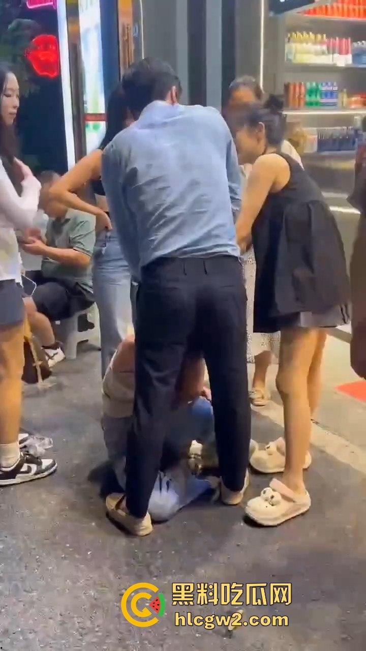 杭州街头正妻当众暴揍小三！揪住头发狂甩耳光 这场面真叫一个解气！-2