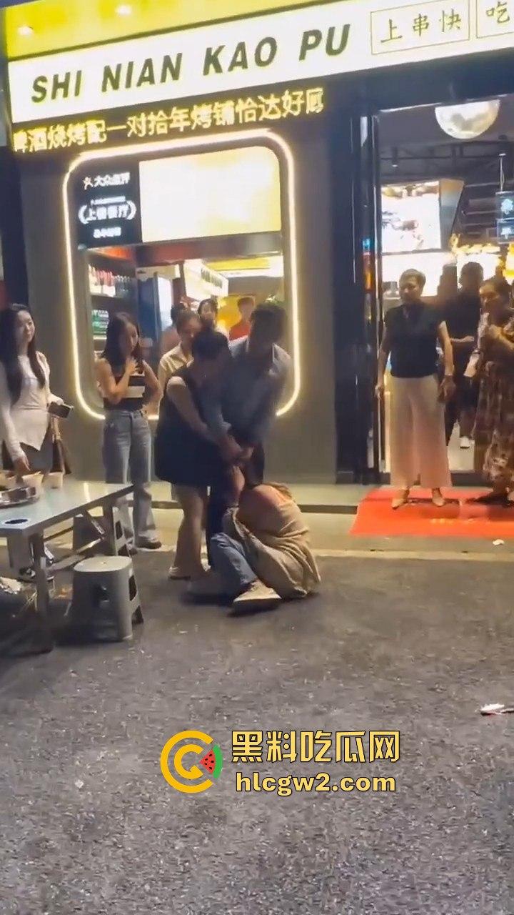 杭州街头正妻当众暴揍小三！揪住头发狂甩耳光 这场面真叫一个解气！-4