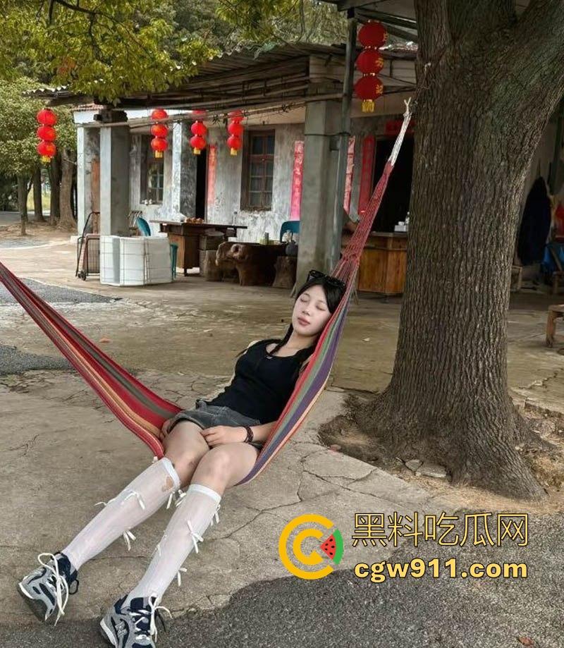 武汉金融学院纯欲清纯女神【李奕媚】私密视频惨遭前男友曝光，骚逼粉嫩撩人，蜜桃臀上位猛坐榨精，看得人血脉喷张！-1