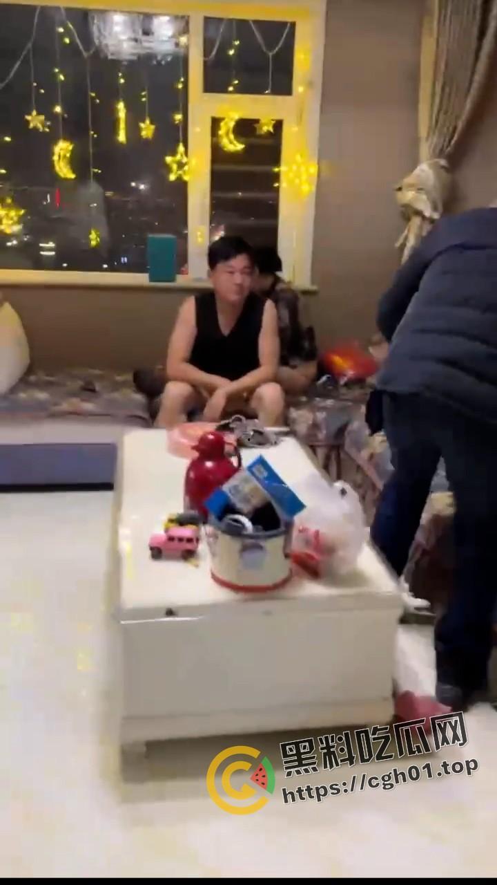 女婿出轨岳母 沙发大战 被捉奸还在硬着 吃了药也要干 这丈母娘该有多骚-3