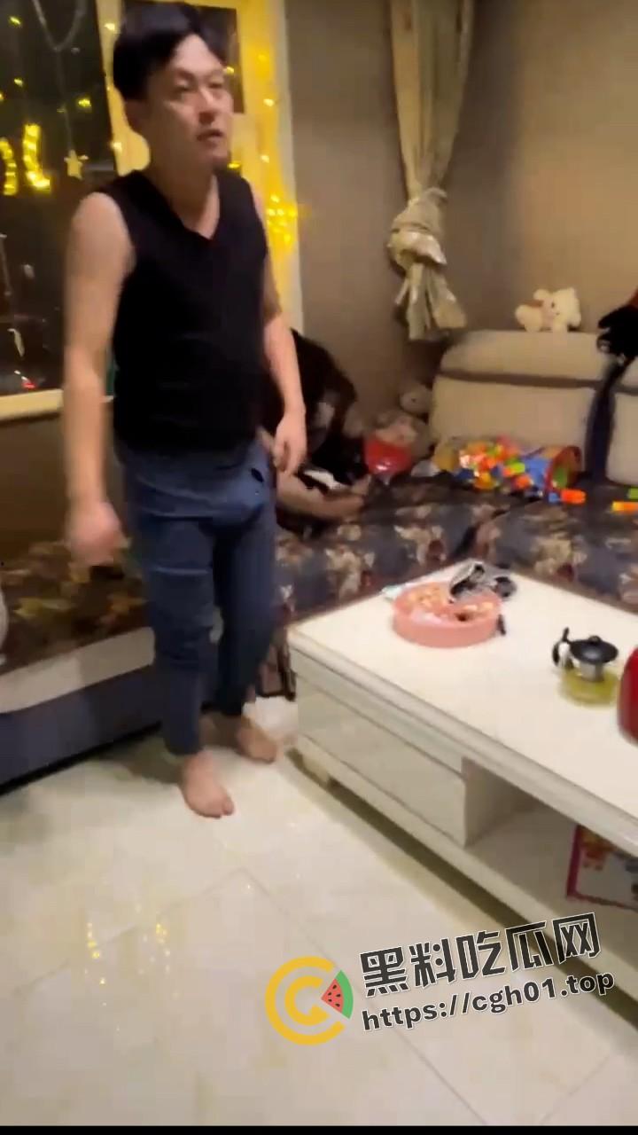 女婿出轨岳母 沙发大战 被捉奸还在硬着 吃了药也要干 这丈母娘该有多骚-6