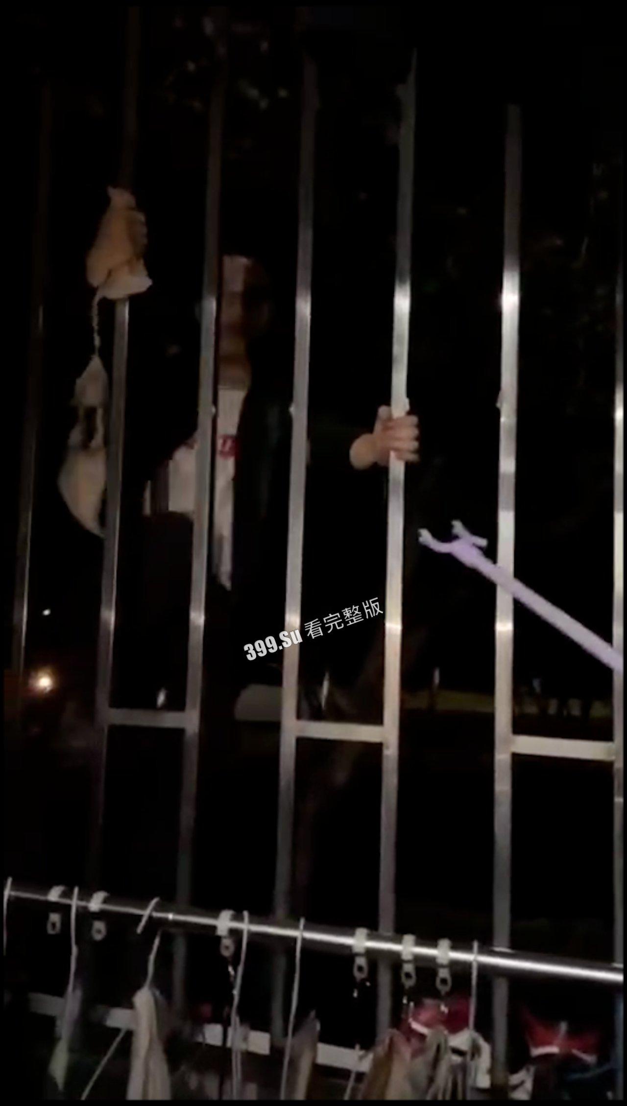 变态 往往拥有一颗大心脏  路上遇到中学生 诱骗对方脱鞋舔她脚（二）-7