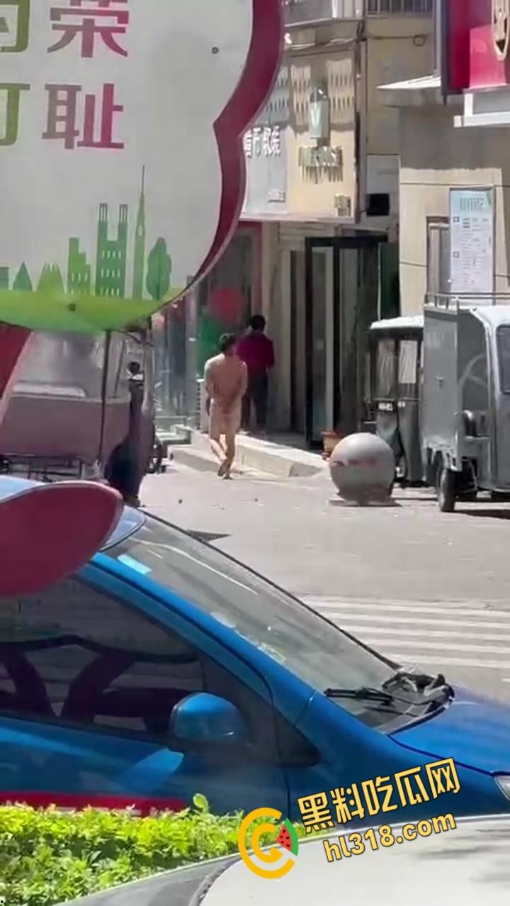 这年头真啥人都有，江西鹰潭惊现裸奔男，光腚推大妈摩托，吓得阿姨尖叫逃窜，还全裸探店吓傻街边店铺！-5