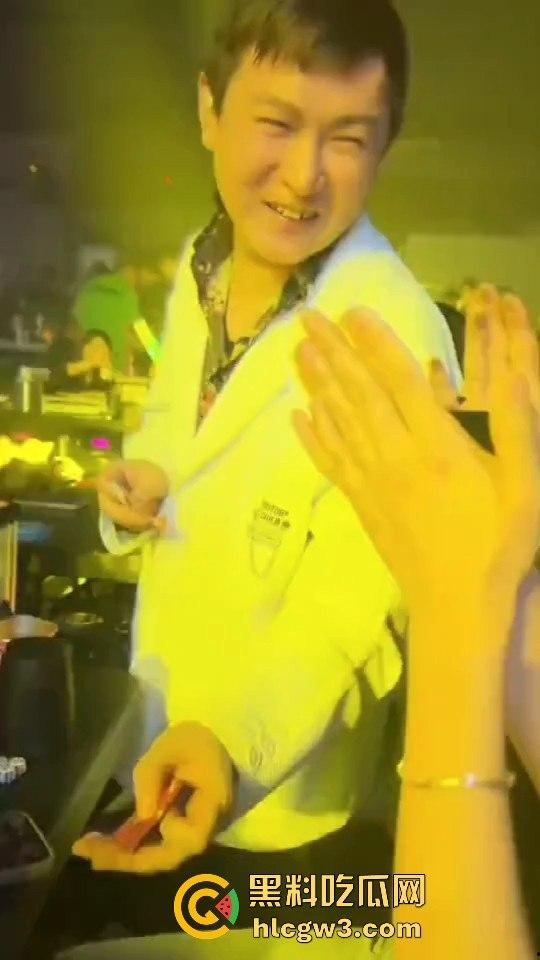 酒吧魔术大神硬核助攻！一张纸变出避孕套，妹子羞得脸红，男子笑得硬了今晚稳了！-1