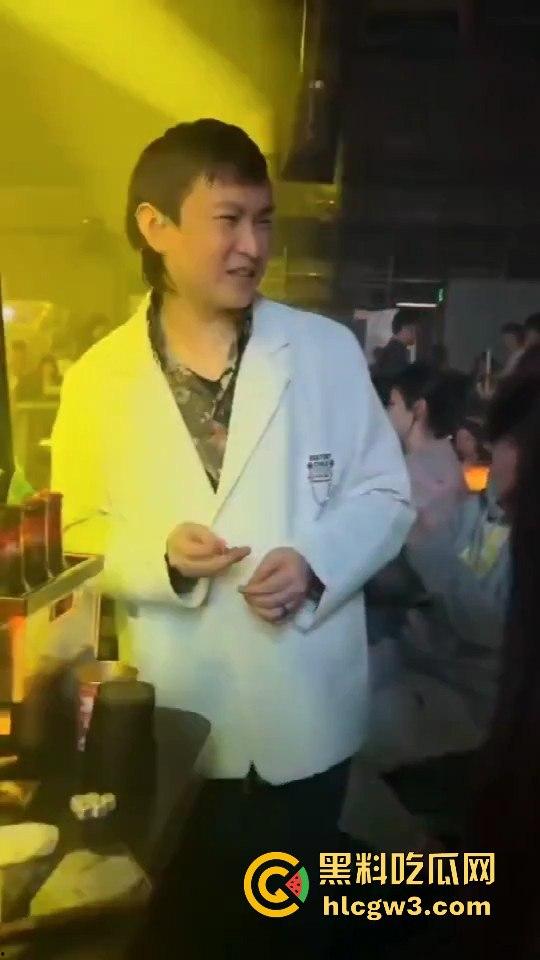 酒吧魔术大神硬核助攻！一张纸变出避孕套，妹子羞得脸红，男子笑得硬了今晚稳了！-5