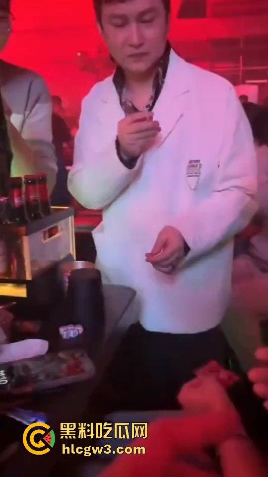 酒吧魔术大神硬核助攻！一张纸变出避孕套，妹子羞得脸红，男子笑得硬了今晚稳了！-8