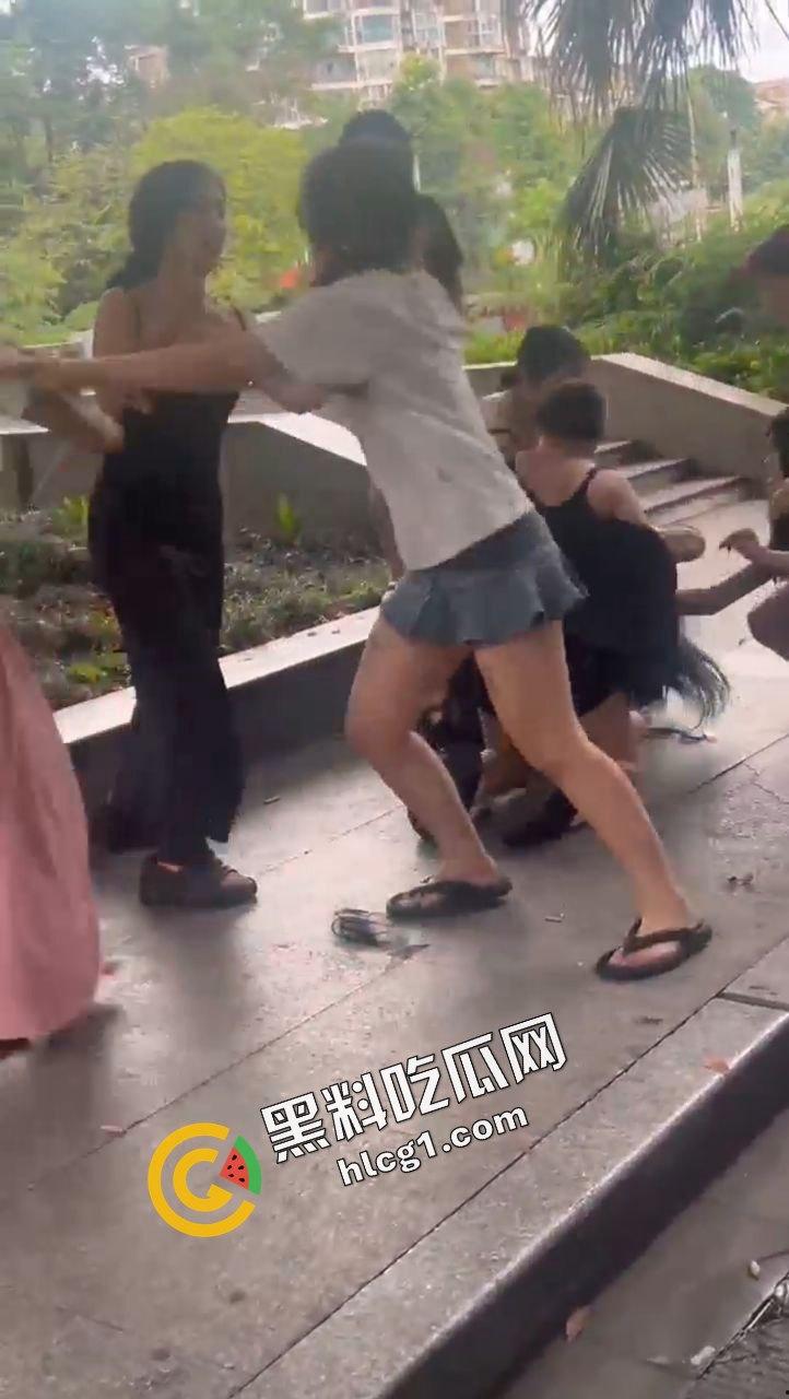 广西梧州小区公园精神小妹 互相撕逼 群殴打架 精神小伙拍摄视频传出-1