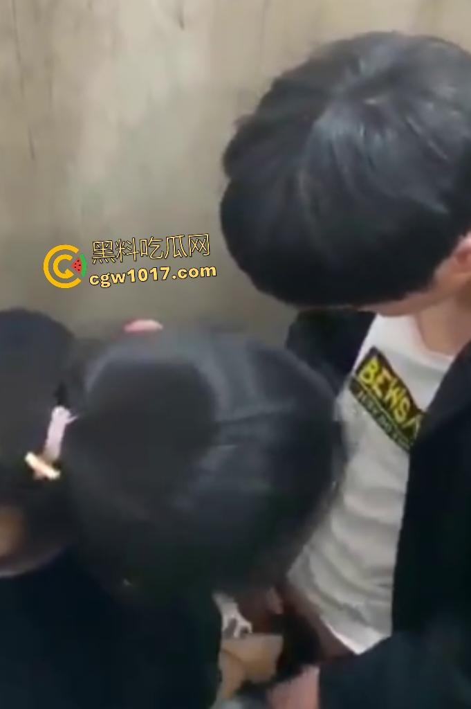 小情侣随时随地厕所开战，男子脱衣狂吸奶子，女生弯腰深喉鸡巴，偷拍兄弟差点被发现还想加入三P！-8