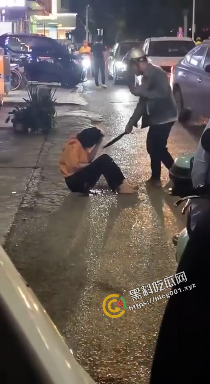 河池都安一男子因 老婆出轨当街化身狂怒刀子砍死情夫 再指着老婆破口大骂-2