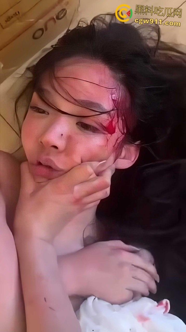 柬埔寨西港捉奸现场曝光，中国籍美女勾引人家老公，被原配带人一顿暴揍，脸都给打花了 ！-4