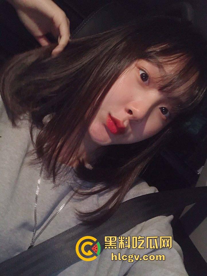 瓜友投稿韩国大一学生妹裸聊!甜美娃娃脸的她,居然洗浴间玩花花裸拍,各种姿势刁钻得让人忍不住拔枪!-1