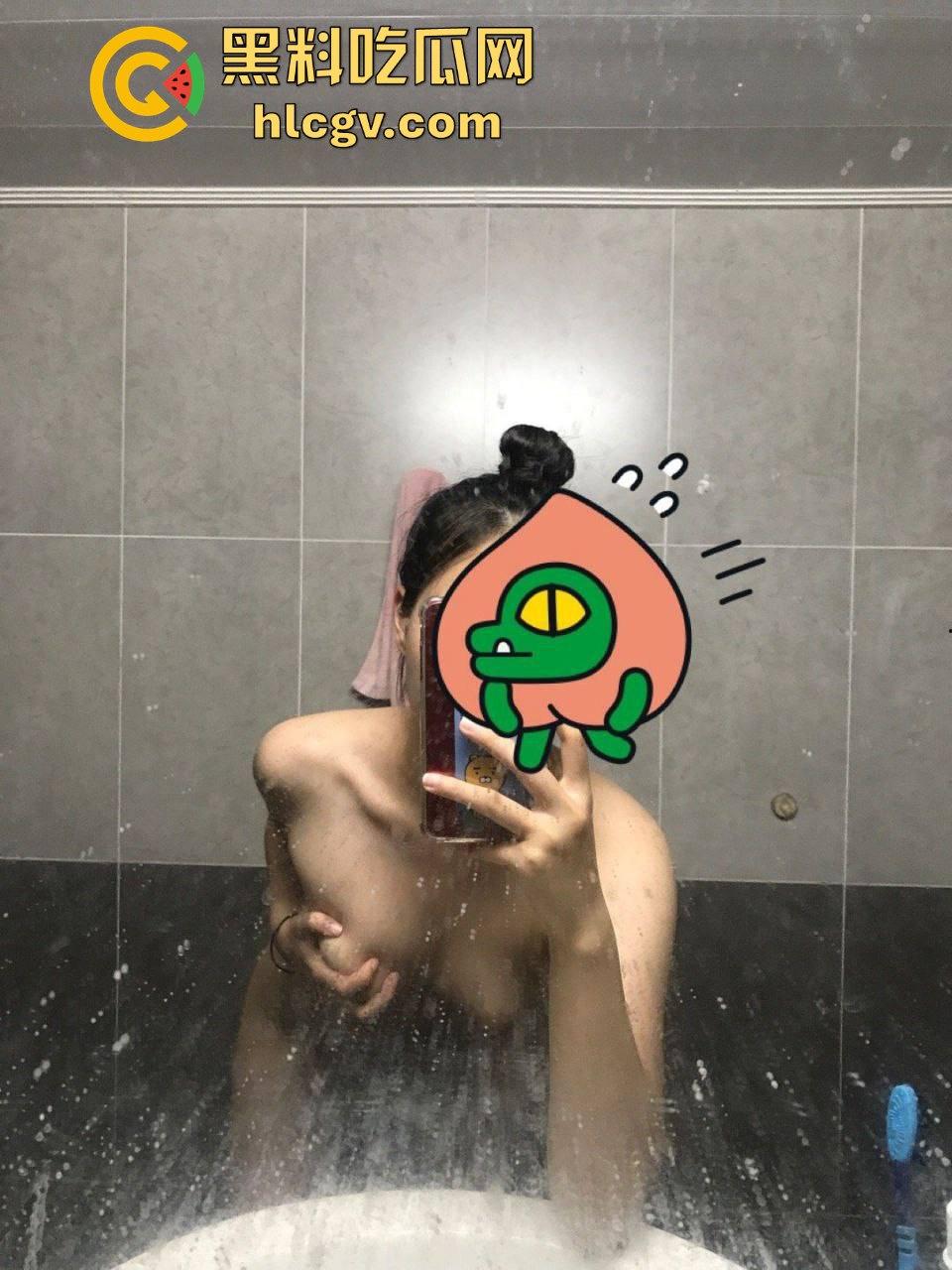 瓜友投稿韩国大一学生妹裸聊!甜美娃娃脸的她,居然洗浴间玩花花裸拍,各种姿势刁钻得让人忍不住拔枪!-5