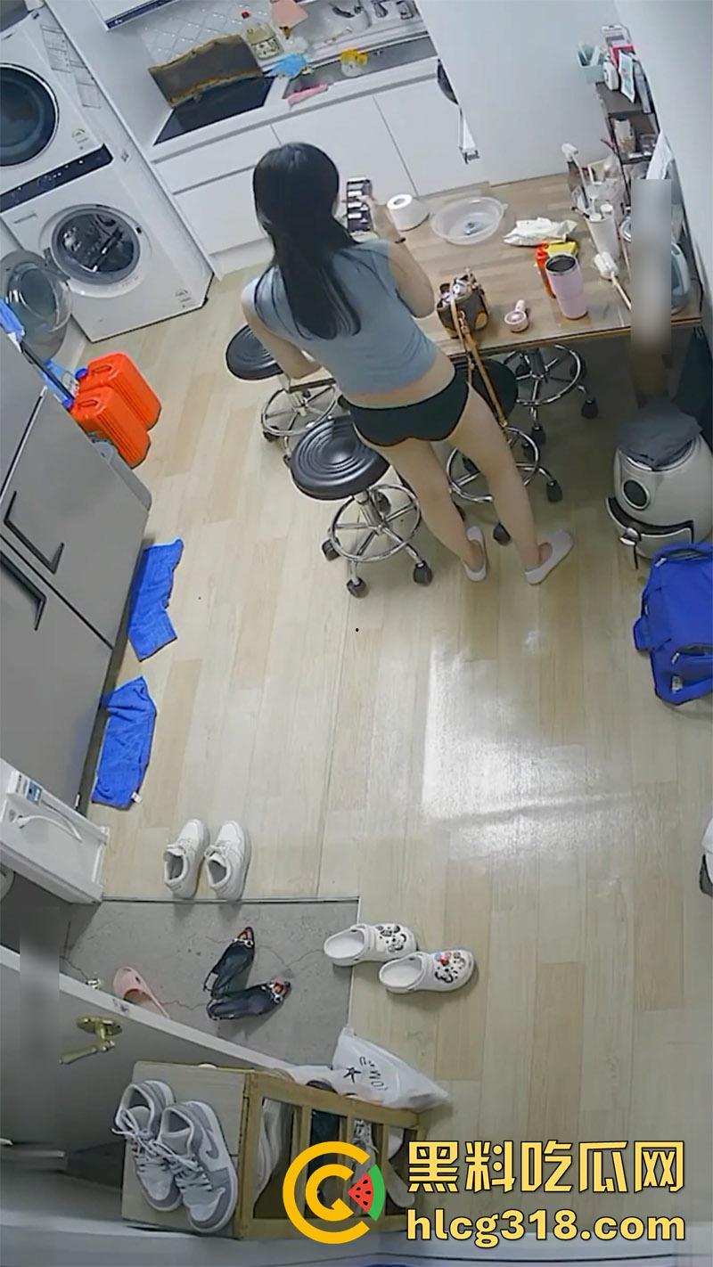 变态房东偷窥狂，出租屋按针孔摄像头偷窥，性感小姐姐母女生活，居家全裸大奶长腿，小翘臀看着就欠干！-3