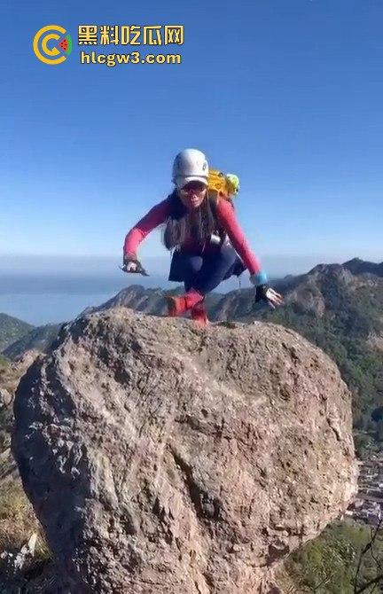 摆拍也要选对地方 女子悬崖边扭腰凹造型，刚摆完S曲线，转头就玩命飞下去！-7