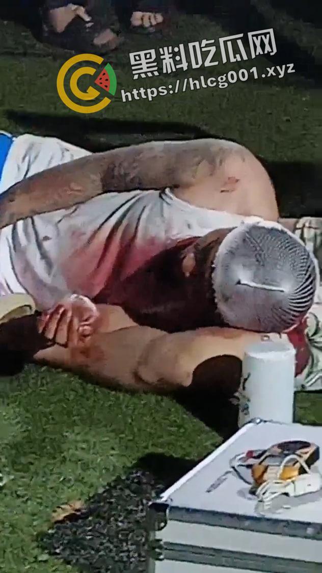 海南海口大致坡大陆人大战海南人 摸了本地人老婆地屁股 命就得留下 现场视频流出 真下死手-5