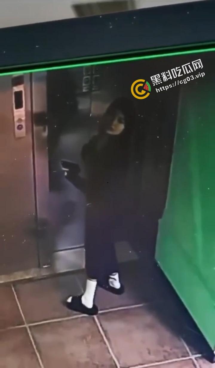 河南驻马店 不文明行为!女子在电梯内排泄 无视监视器淡定离开-3
