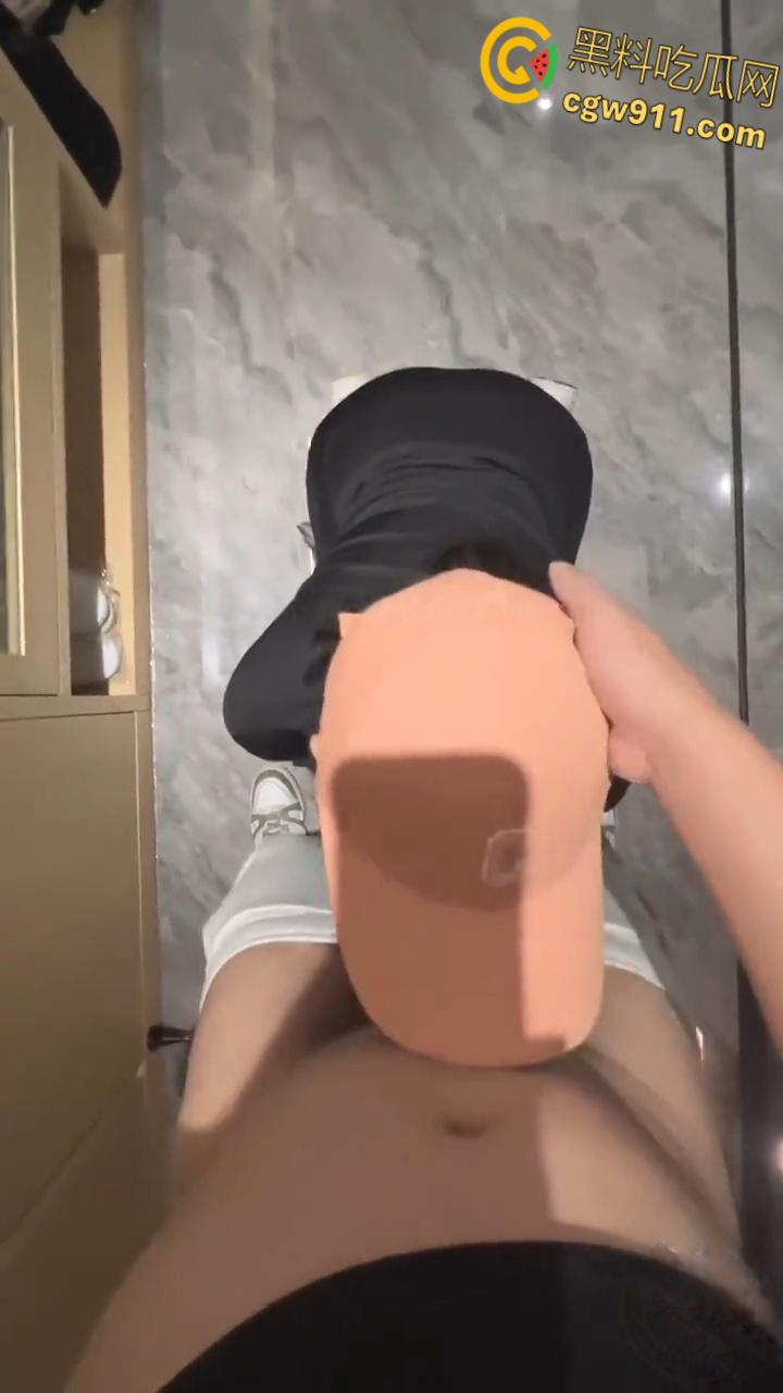 骑行圈绝美少妇,紧身装巨乳翘臀,白虎骚穴被无套抽插,女上骑乘扭臀榨精,差点没忍住全射在巨乳上 !-4