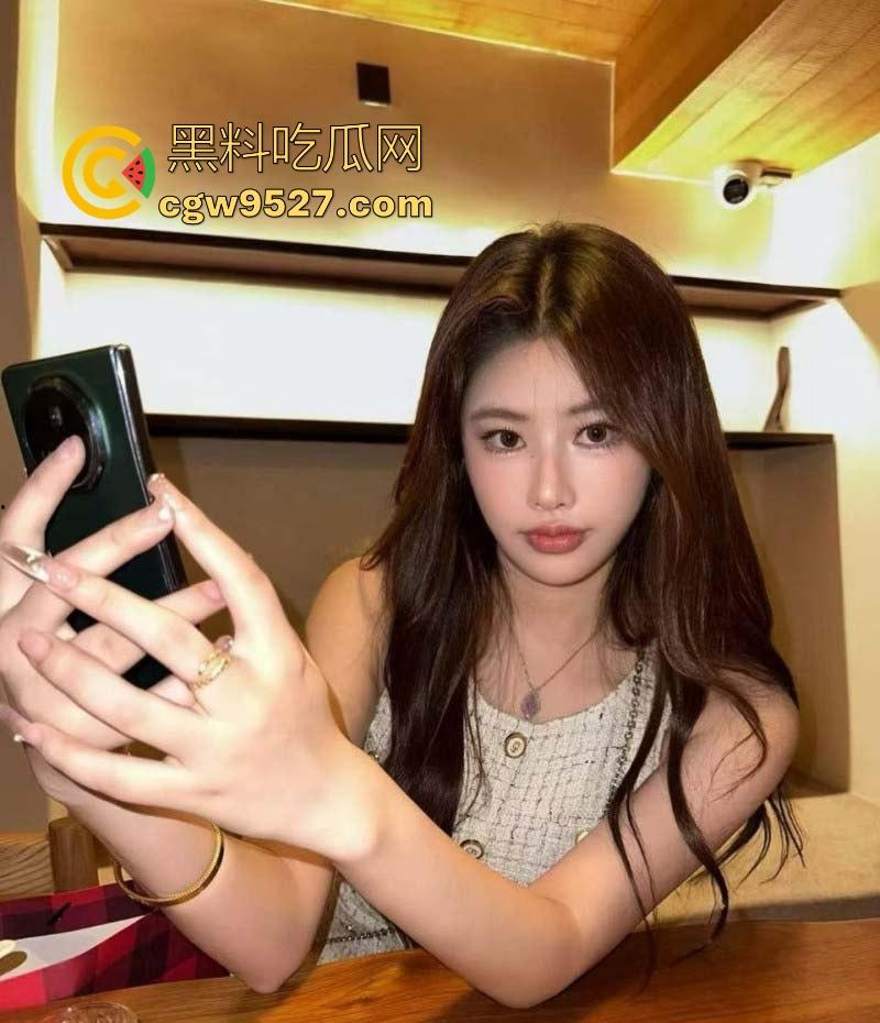 真实姐弟乱伦历程，强行暴操睡午觉的姐姐，无套猛操高潮迭起，曼妙呻吟不绝于耳！-1