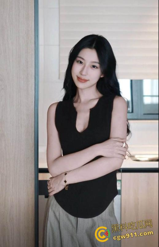 完美腰臀高颜值网红【木子李】被金主包养视频曝光,口交深喉骑乘榨精,无套内射让人血脉喷张!-4