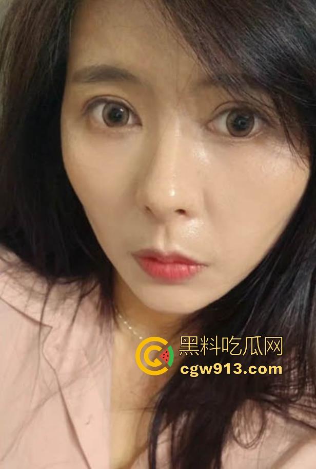 儿子客厅强操性感母亲，紧身低胸裙，肥臀与骚穴被猛烈后入，淫水四溅，呻吟失控至失禁！-1