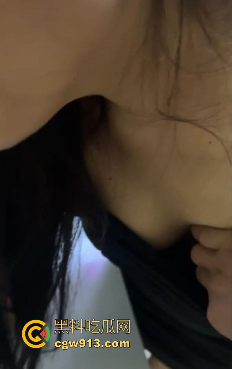 儿子客厅强操性感母亲，紧身低胸裙，肥臀与骚穴被猛烈后入，淫水四溅，呻吟失控至失禁！-5