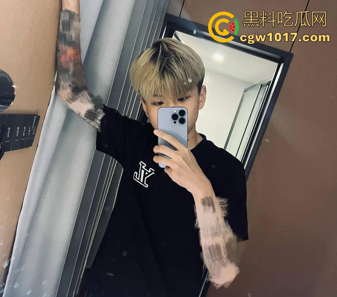 抖音热搜精神小伙1秒18拳完整视频！国服达摩申请出战，精神小伙飞身跃起暴击输出，只因怀疑牌友摸女友手！-5