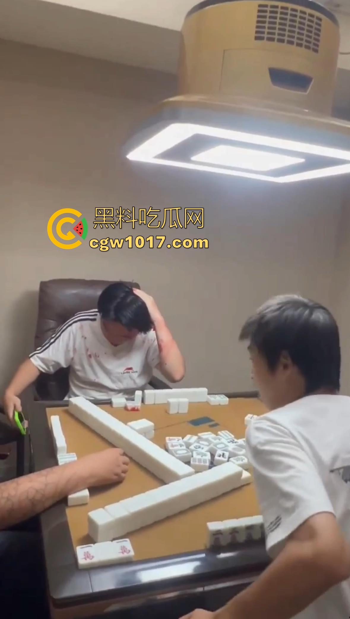 抖音热搜精神小伙1秒18拳完整视频！国服达摩申请出战，精神小伙飞身跃起暴击输出，只因怀疑牌友摸女友手！-10