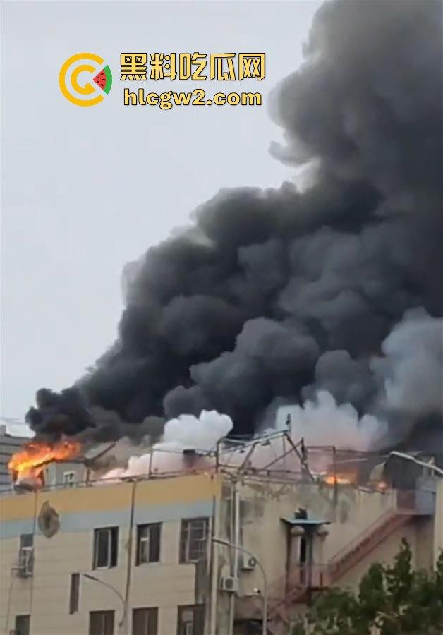 青岛楼顶火情浓烟滚滚,爆炸声不断,现场视频曝光引发热议!-4