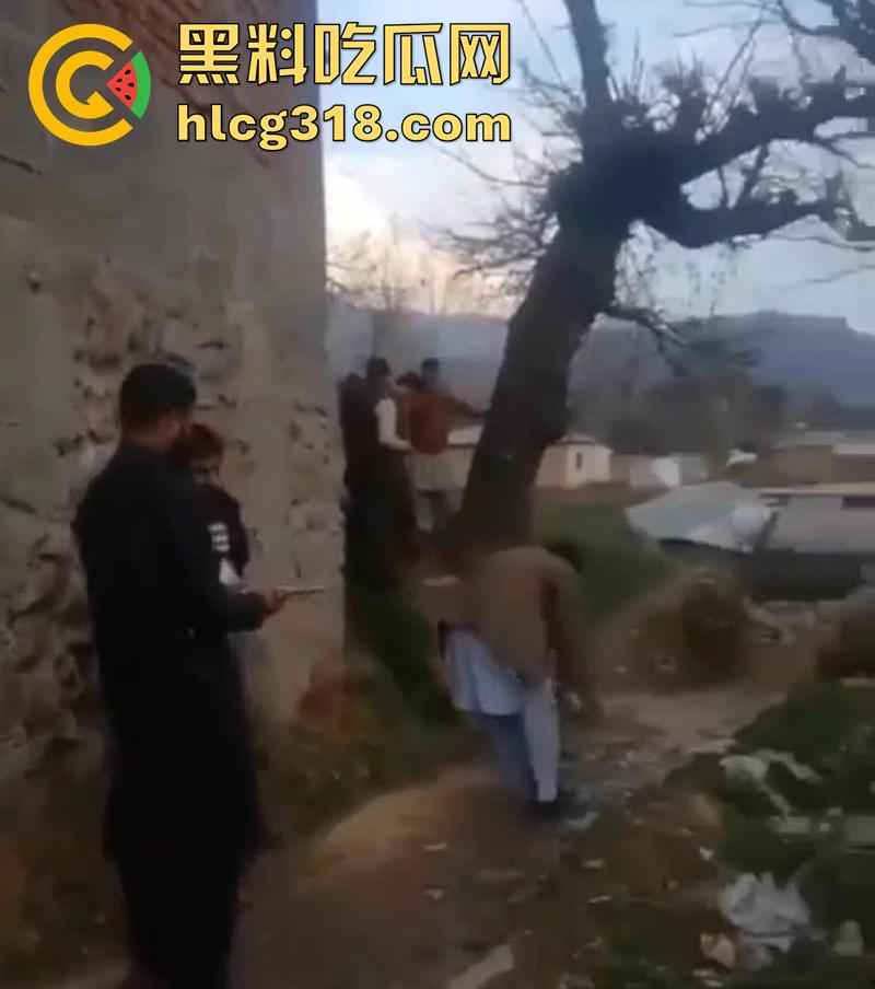 猪队友试枪惨遭爆头，巴基斯坦村民体验刚到的手枪，结果遭猪队友走火爆头，男子当场去世！-5