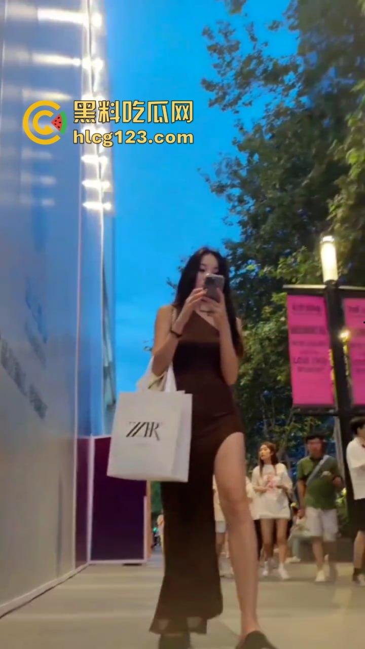 姑娘你以为穿长裙就安全了?极品美女裙底被偷拍浑然不知 白色逼缝一览无余-1