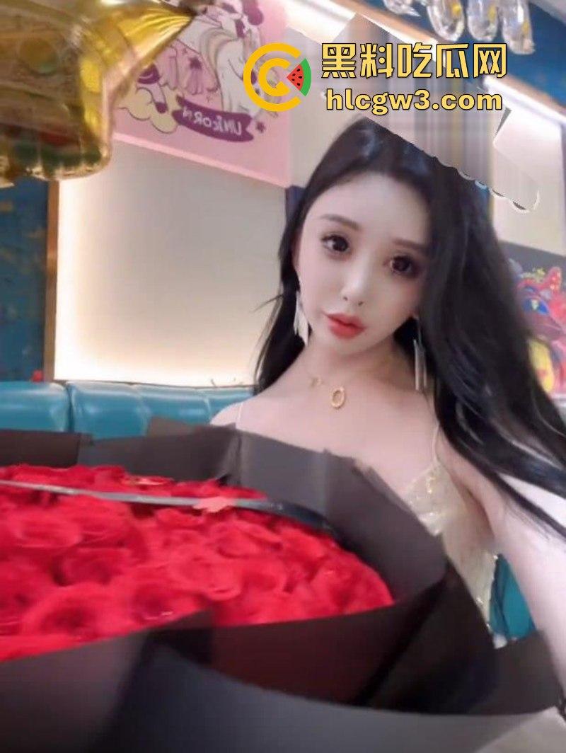 抖音网红Ts 韩小爱双性恋 酒店里金主爸爸面前表演磨逼 逗得金主爸爸最后高潮-8