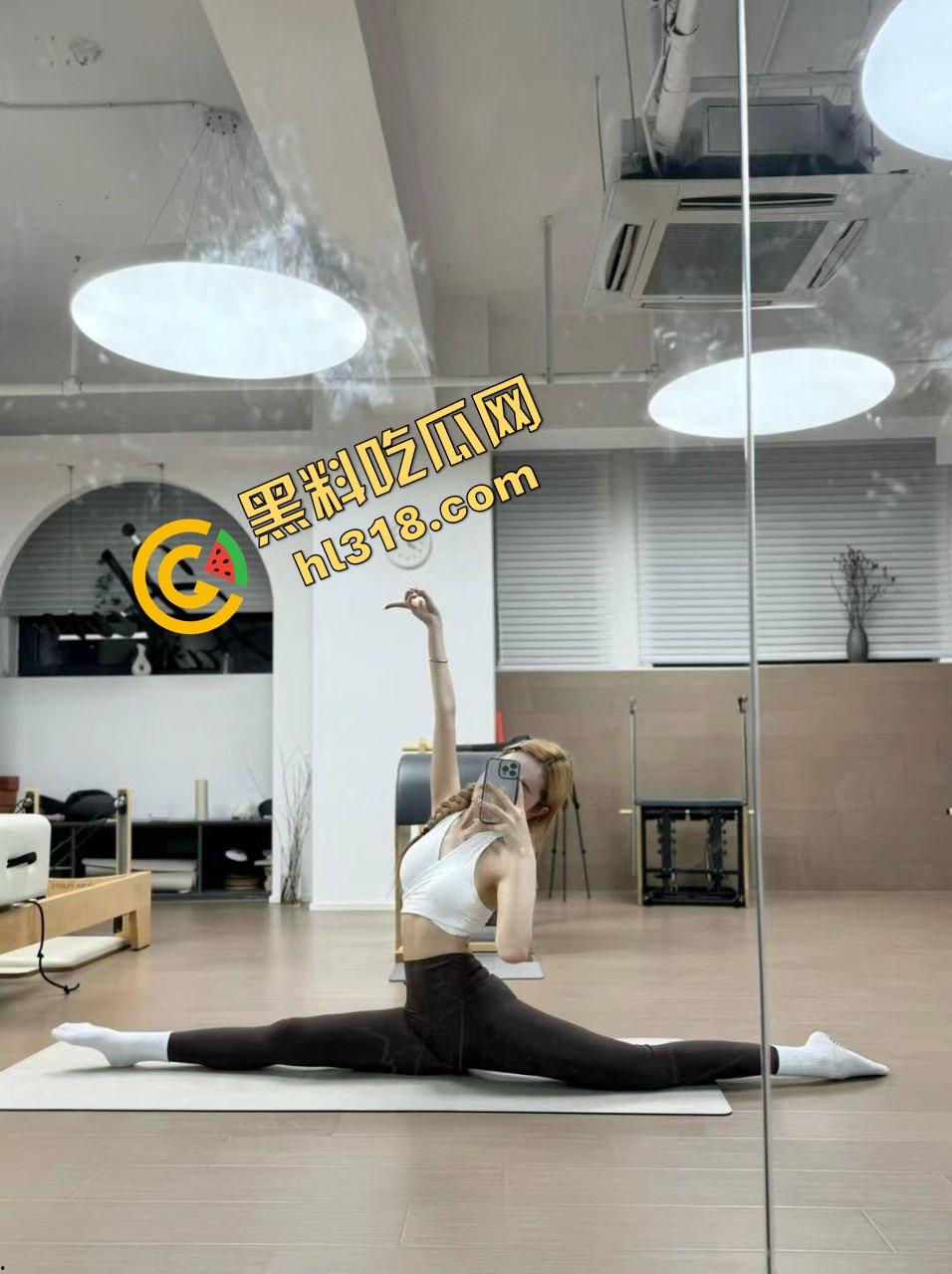 瓜友投稿牛仔裤剪开直接操,和大学同学开房欲望憋炸,撕碎裤子疯狂内射,原来这样操更有味道!-4