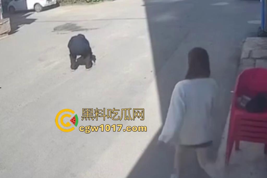 街头老大爷走路突然摇晃，长腿美女出手相扶，大爷瞬间全身梆硬冲天，美女成救命神药，这比春药还牛逼啊！-2