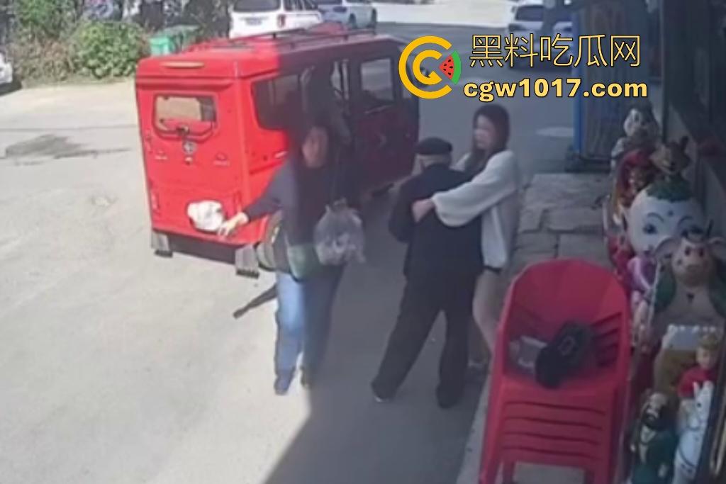 街头老大爷走路突然摇晃，长腿美女出手相扶，大爷瞬间全身梆硬冲天，美女成救命神药，这比春药还牛逼啊！-5