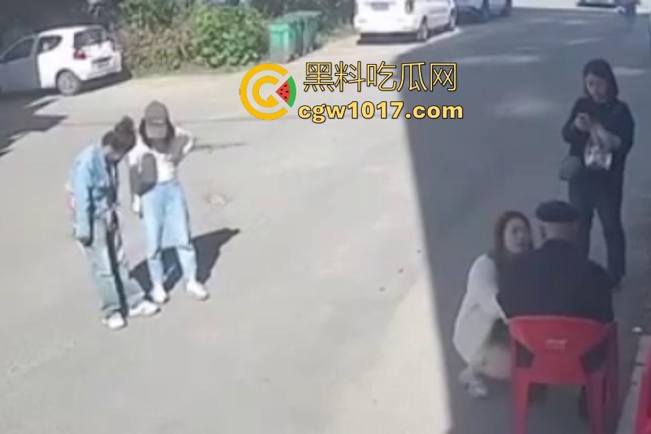 街头老大爷走路突然摇晃，长腿美女出手相扶，大爷瞬间全身梆硬冲天，美女成救命神药，这比春药还牛逼啊！-8