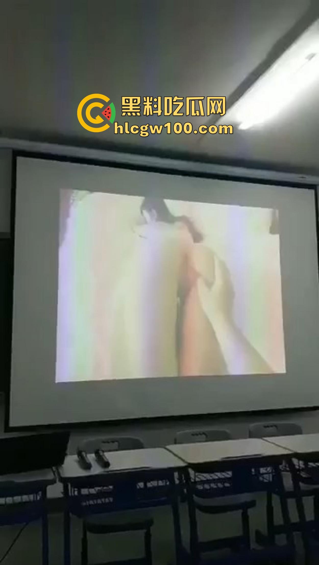 西安二中课堂播放A片事故，PPT切错引全班狂欢，女生羞红脸，男生暗地狂笑！-3