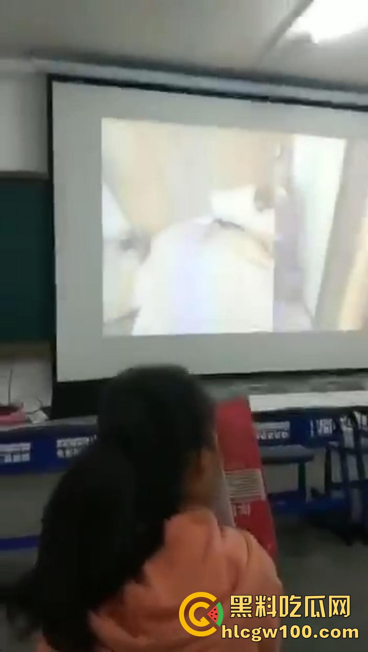 西安二中课堂播放A片事故，PPT切错引全班狂欢，女生羞红脸，男生暗地狂笑！-4